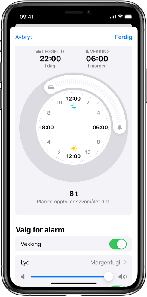 Konfigureringsskjermen for Søvn i Helse-appen. Det er en klokke midt på skjermen. Leggetid er satt til 22:00 og vekking er satt til 06:00. Under Valg for alarm er Vekking slått på, lyden er Morgenfugl og volumet er satt til høyt.