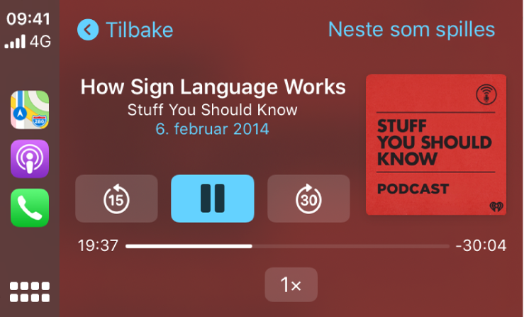 CarPlay-dashboardet som viser at podkasten How Sign Language Works by Stuff You Should Know spilles av.