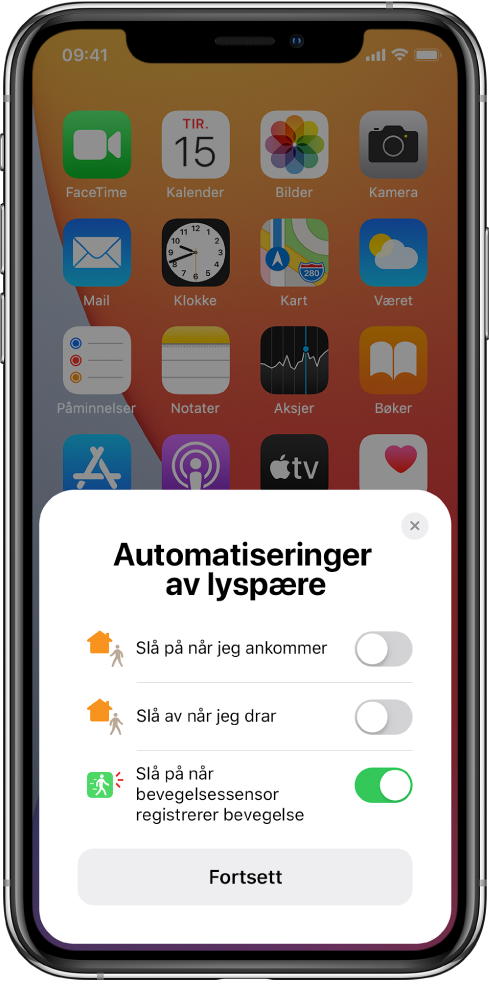 Et vindu på Hjem-skjermen viser tre foreslåtte automatiseringer for belysning – «Slå på når jeg ankommer», «Slå av når jeg drar» og «Slå på når bevegelsessensoren registrerer bevegelse». En Fortsett-knapp vises under.