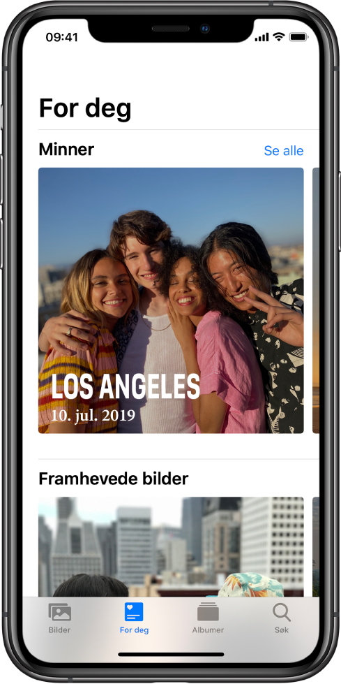 Minner på For deg-fanen i Bilder-appen. Minnet har et omslagsbilde med sted og dato. Øverst til høyre på skjermen er det en Se alle-knapp, som viser alle minnene dine.