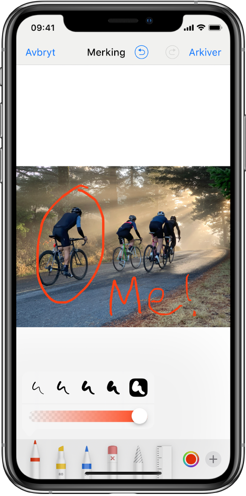 Et bilde i merkingskjermen. Bildet er midt på skjermen. Under bildet vises følgende merkeverktøy: penn, tusj, blyant, viskelær, lasso, fargevelger og flere valg-knappen. Avbryt-knappen er øverst til venstre på skjermen, og Arkiver-knappen er øverst til høyre.