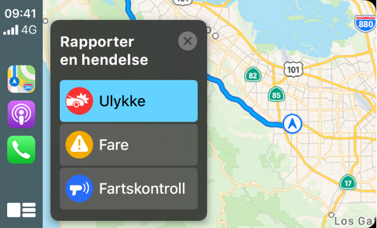 CarPlay viser symboler for Kart, Podkaster og Telefon til venstre og et kart av området til høyre hvor man kan rapportere Ulykke, Fare eller Fartskontroll.