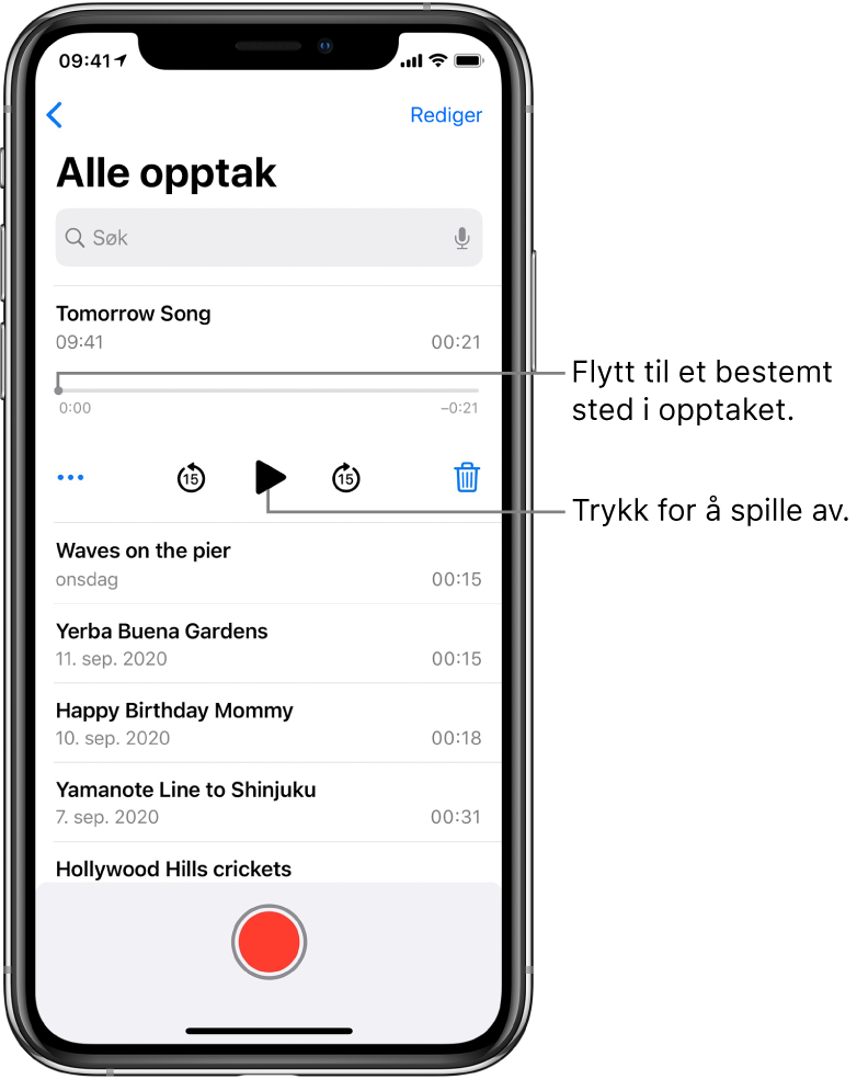 Skjermen med Taleopptak-listen, med et markert opptak øverst. Tidslinjen for opptaket har et spillehode som du kan flytte for å gå til ønsket sted i opptaket. Det er et start- og sluttidspunkt i hver ende. Under tidslinjen er Mer-knappen, som du kan trykke på for å redigere, duplisere eller dele et opptak, knappen for å gå tilbake 15 sekunder, Spill av-knappen, knappen for å gå fram 15 sekunder og Slett-knappen. Under disse kontrollene er det en liste med opptak som kan åpnes med et trykk.