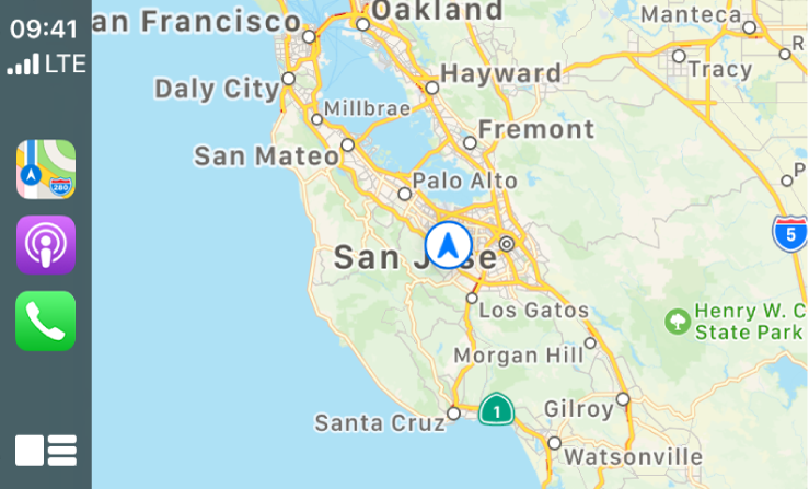 CarPlay z ikonami aplikacji Mapy, Podcasty i Telefon po lewej oraz mapą bieżącego obszaru po prawej.