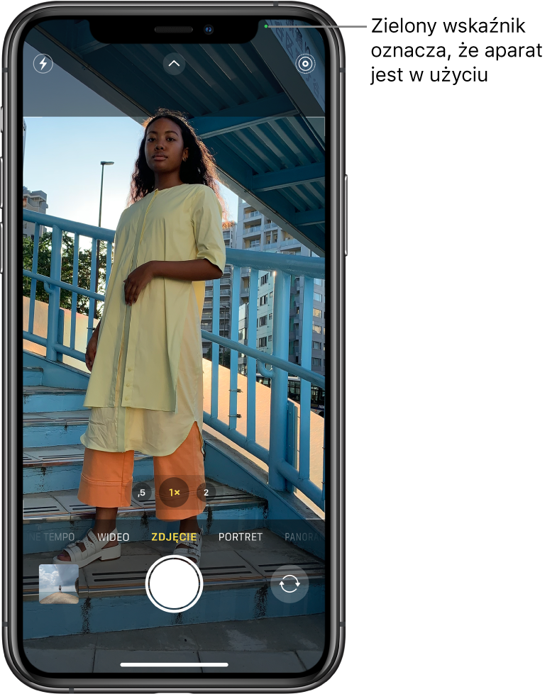Ekran aplikacji Aparat w trybie Zdjęcie. Zielony wskaźnik w prawym górnym rogu oznacza, że aparat jest w użyciu.