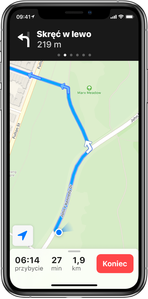Mapa przedstawiająca trasę przejścia pieszo. U góry ekranu widoczny jest baner z informacją, kiedy należy skręcić w lewo. Na dole ekranu widoczny jest przycisk Koniec.