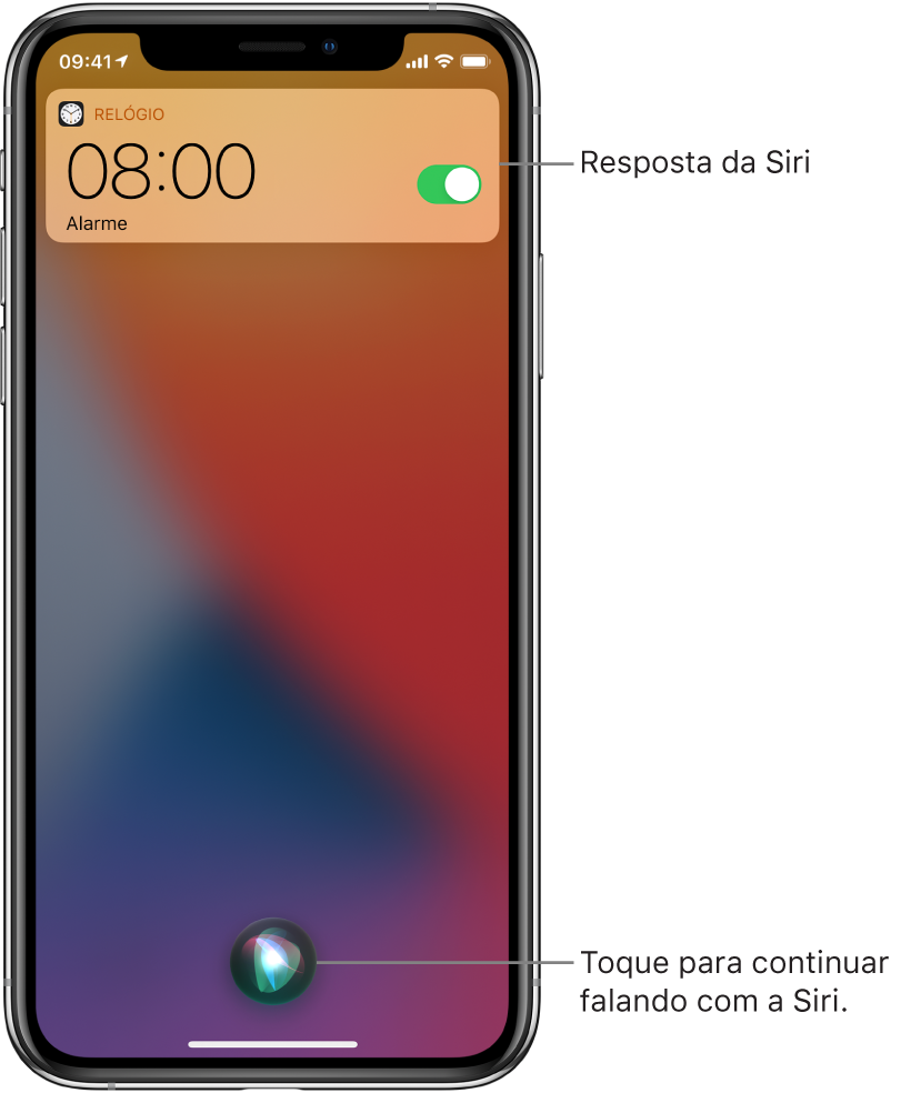 Siri na Tela Bloqueada. Uma notificação do app Relógio mostra que um alarme está ativado para as 8 horas da manhã. Um botão na parte inferior central da tela é usado para continuar falando com a Siri.