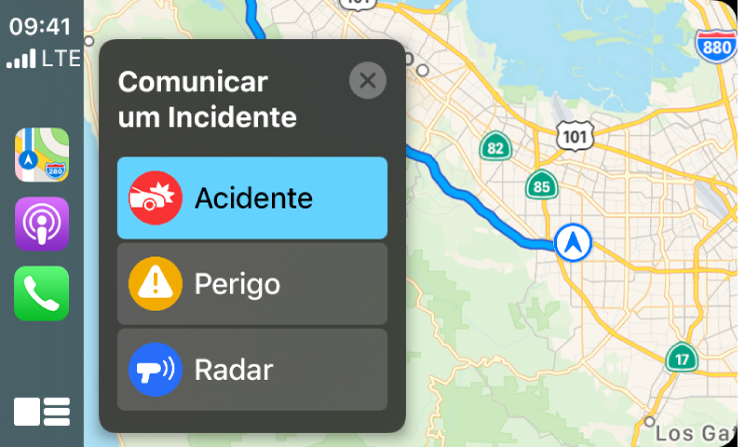 CarPlay mostrando os ícones dos apps Mapas, Podcasts e Telefone à esquerda, e um mapa da área atual à direita comunicando um Acidente de Trânsito, Perigo ou Radar.