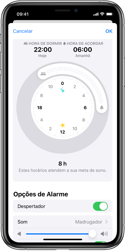 Tela de configuração do Sono no app Saúde. Há um relógio no meio da tela, a Hora de Dormir está configurada para as 10 da noite e a hora de acordar para as 6 da manhã. Em Opções de Alarme, Despertador está ativado, o som é Madrugador e o volume está definido como alto.