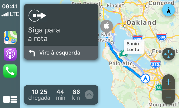 CarPlay mostrando os ícones dos apps Mapas, Podcasts e Telefone à esquerda, e o mapa de uma rota de carro à direita, incluindo controles de zoom, direções de curvas e informações do tempo de chegada.