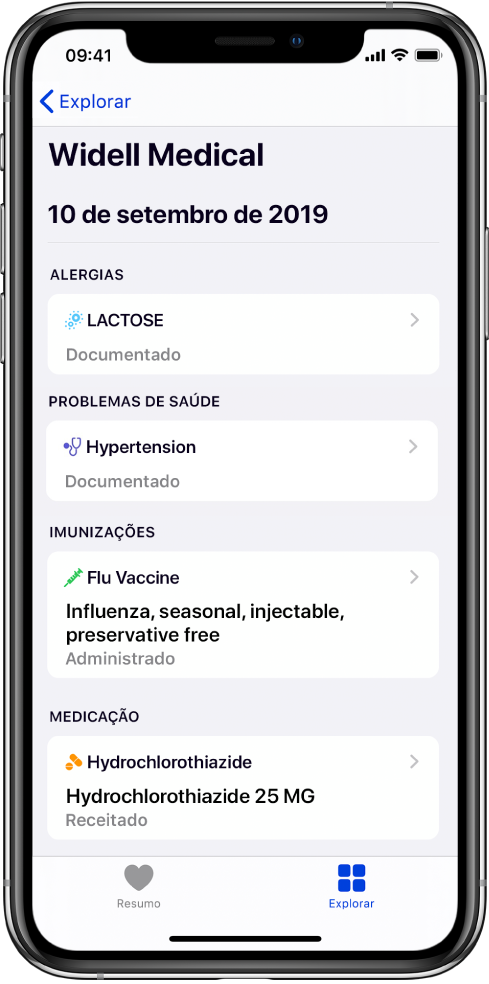 O título “Widell Medical” aparece junto à parte superior do ecrã da aplicação Saúde. Por baixo do título, é apresentada informação de vários tipos de registos de saúde. A categoria superior, Alergias, contém um registo: Lactose (Documentado). Um controlo de seta à direita indica que está disponível mais informação relativa ao registo. O ecrã inclui registos de saúde adicionais nas categorias Problemas de saúde, Imunizações e Medicação.