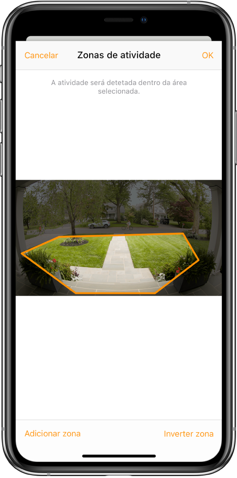 O ecrã do iPhone a mostrar uma zona de atividade dentro de uma imagem captada por uma câmara de campainha. A zona de atividade abrange o alpendre e a entrada, mas exclui o passeio e a estrada. Os botão Cancelar e OK encontrm-se por cima da imagem. Os botões “Adicionar zona” e “Inverter zona” encontram-se por baixo.