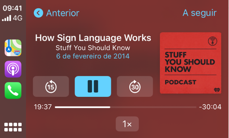 Painel de instrumento do CarPlay a mostrar o podcast “How Sign Language Works” de Stuff You Should Know a ser reproduzido.