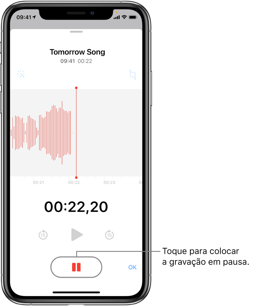 O ecrã de Dictafone a mostrar uma gravação em curso, com o botão Pausa ativo e os controlos esbatidos de reprodução, avançar 15 segundos e recuar 15 segundos. A parte principal do ecrã mostra uma forma de onda da gravação que está em curso, juntamente com um indicador de tempo. O indicador laranja “Microfone em utilização” aparece na parte superior direita.