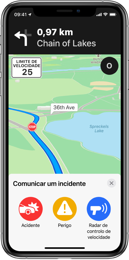 Um mapa com uma ficha com a legenda Comunicar um incidente na parte inferior do ecrã. A ficha de itinerário inclui os  botões Acidente, Perigo e Radar de controlo de velocidade.