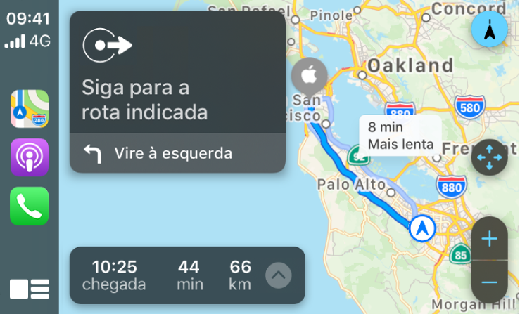 CarPlay a mostrar ícones de Mapas, Podcasts e Telefone à esquerda, o mapa de um itinerário de carro à direita incluindo controlos de ampliação, indicações passo a passo e informação estimada de chegada.
