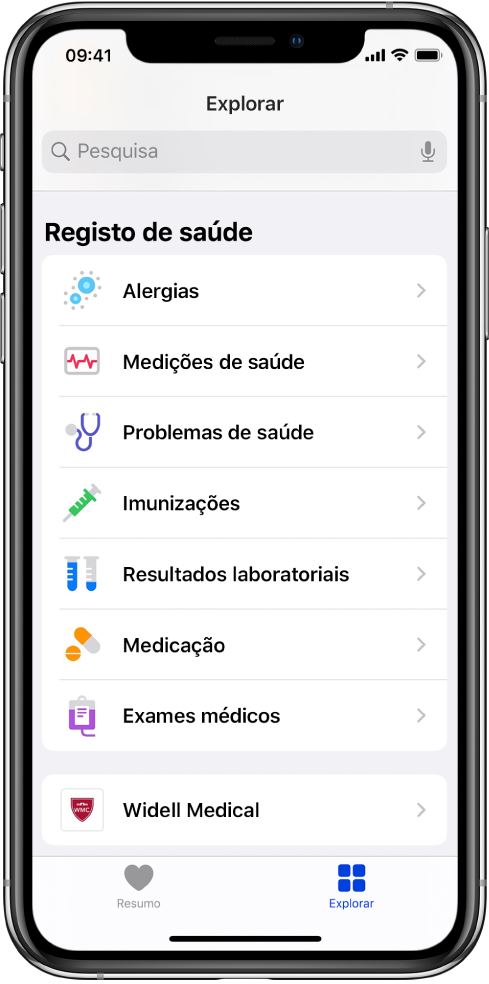 O ecrã “Registos de saúde” na aplicação Saúde. O ecrã apresenta categorias, entre as quais Alergias, Medições de saúde e Problemas de saúde. Por baixo da lista de categorias encontra‑se um botão da Widell Medical. Na parte inferior do ecrã, o botão Explorar é selecionado.