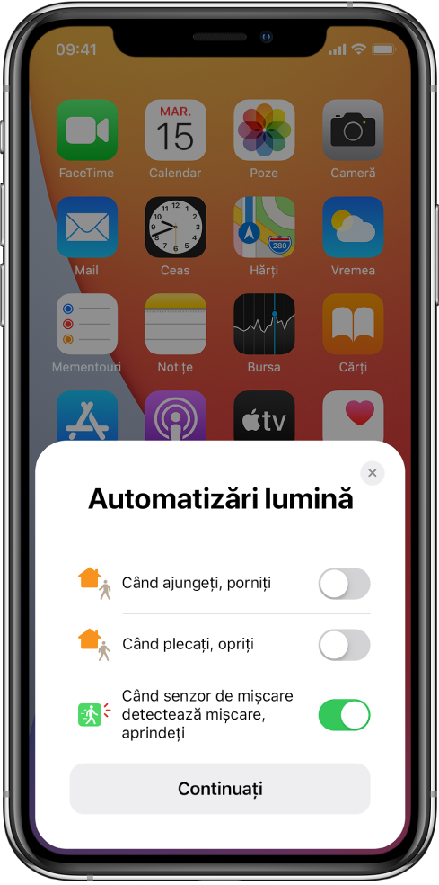 O fereastră pe ecranul principal afișând trei automatizări de iluminare sugerate: „Când ajungeți, aprindeți,” „Când plecați, stingeți” și „Când senzorul de mișcare detectează mișcare, aprindeți”. Dedesubt se află un buton Continuați.