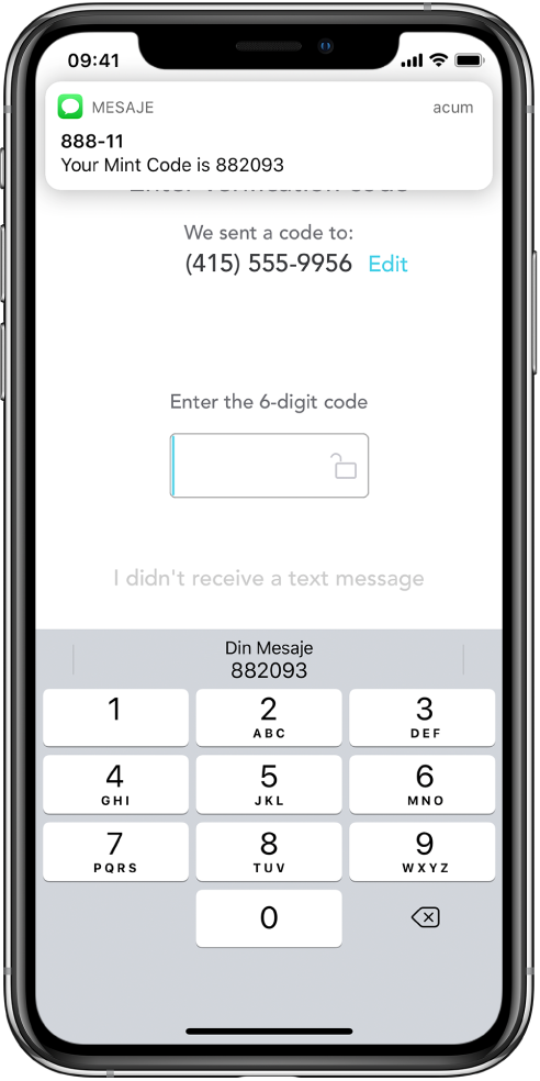Ecran al iPhone-ului afișând o aplicație care solicită un cod de 6 cifre. Ecranul aplicației include un mesaj potrivit căruia codul a fost trimis. Notificarea din aplicația Mesaje apare în partea de sus a ecranului cu mesajul “Noul cod este 882093”. Tastatura apare în partea de jos a ecranului. Partea de sus a tastaturii afișează caracterele “882093”.