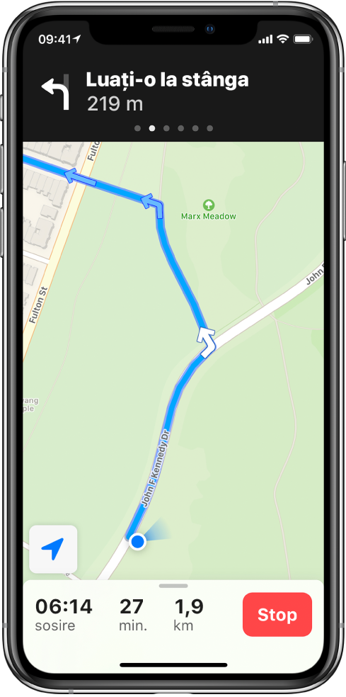 O hartă afișând o rută pietonală. În partea de sus a ecranului, un banner arată când să se facă curba la stânga. Butonul Stop apare în partea jos a ecranului.