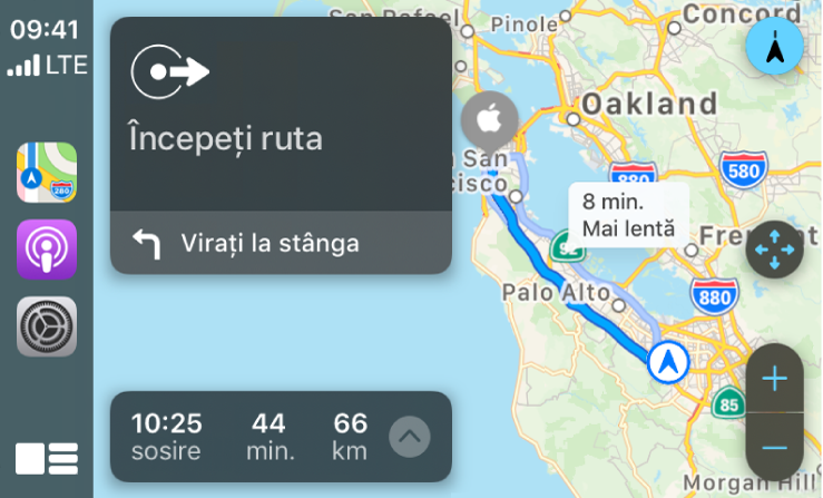 CarPlay afișând pictograme pentru Hărți, Podcasturi și Telefon în stânga, harta pentru o rută auto în dreapta, inclusiv comenzile pentru zoom, itinerare și informații despre ora estimată de sosire.