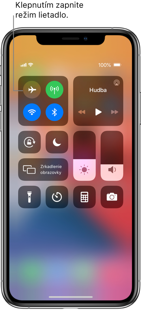 Obrazovka Ovládacieho centra s popisom vysvetľujúcim, ako sa klepnutím na ľavé horné tlačidlo zapína režim lietadlo.