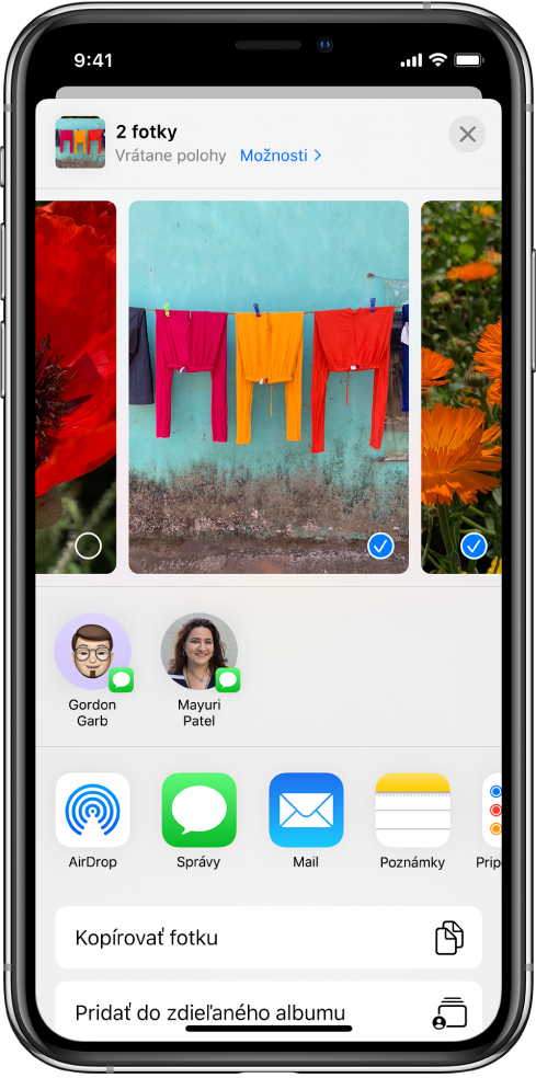 Obrazovka zdieľania s fotkami v hornej časti. Dve fotky sú vybrané a označené bielou značkou zaškrtnutia v modrom kruhu. V riadku pod fotkami sa zobrazujú priatelia, s ktorými ich môžete zdieľať cez AirDrop. Nižšie sú uvedené možnosti zdieľania: zľava doprava Správy, Mail, Zdieľané albumy a Pridať do Poznámok. V dolnom riadku sa zľava doprava nachádzajú tlačidlá Kopírovať, Kopírovať odkaz na iCloud, Prezentácia, AirPlay a Pridať do albumu.
