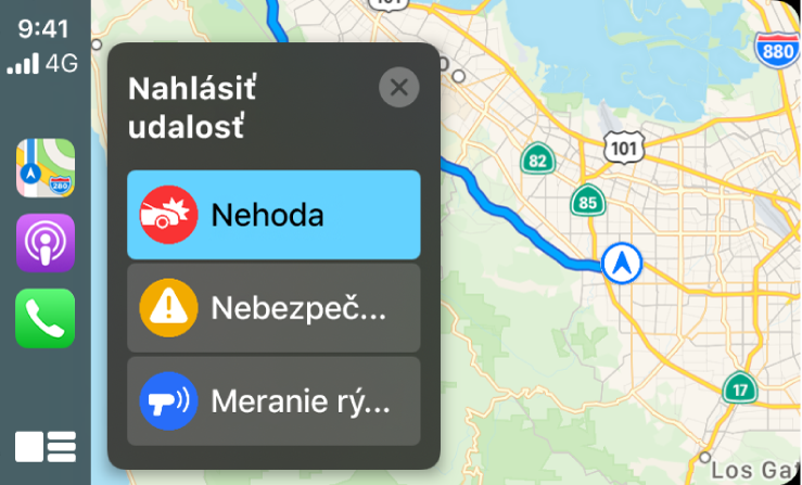 Systém CarPlay s ikonami Mapy, Podcasty a Telefón na ľavej strane; napravo sa zobrazuje mapa najbližšieho okolia s hlásením dopravnej nehody, nebezpečného miesta alebo merania rýchlosti.