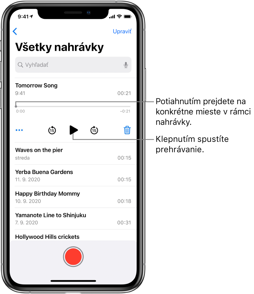 Obrazovka zoznamu v apke Diktafón s vybranými nahrávkami v hornej časti. Na časovej osi nahrávky sa nachádza prehrávacia hlava, posúvaním ktorej možno prejsť na konkrétne miesto v nahrávke. Na koncoch sú časy začiatku a konca. Pod časovou osou sa nachádza tlačidlo Viac, klepnutím na ktoré môžete nahrávku upraviť, duplikovať alebo zdieľať, tlačidlo prevíjania dozadu o 15 sekúnd, tlačidlo prehrávania, tlačidlo prevíjania dopredu o 15 sekúnd a tlačidlo vymazania. Pod týmito ovládacími prvkami je zoznam nahrávok, ktoré je možné otvoriť klepnutím.