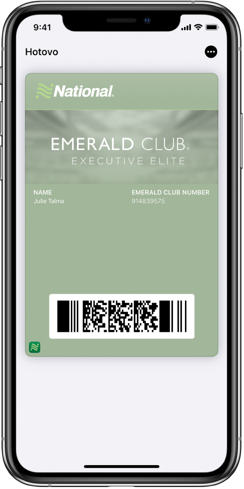 Lístok vo Wallete zobrazujúci informácie o lete a QR kód v spodnej časti.