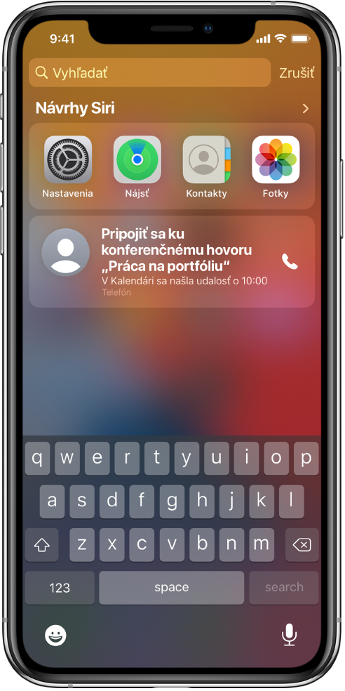 Zamknutá obrazovka iPhonu. V časti Návrhy Siri sa zobrazujú apky Nastavenia, Nájsť, Kontakty a Fotky. Pod návrhmi apiek je návrh na zavolanie na číslo v udalosti „Práca na portfóliu“, ktorá je zaznamenaná v Kalendári.