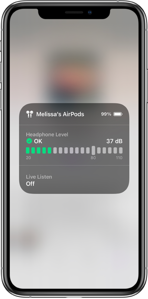 Kartica, ki prekriva zaslon. Na kartici je prikazan graf z ravnjo zvoka slušalk za slušalke AirPods. Graf prikazuje vrednost 37 decibelov, kar je označeno z oznako OK. Pod grafom je prikazana izklopljena funkcija Live Listen.