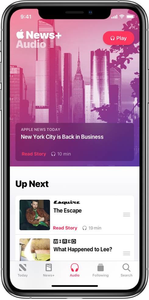 Zaslon Audio s prikazom kratke novice Apple News Today na vrhu. Zgoraj desno se ob zgodbi prikaže gumb Play. Pod zgodbo je razdelek Up Next, ki vsebuje dve zgodbi. Na dnu zaslona je pet zavihkov – Today, News+, Audio, Following in Search.