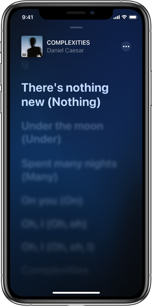 Zaslon z besedilom, ki prikazuje naslov pesmi, ime izvajalca in gumb More na vrhu. Trenutno besedilo je označeno, nadaljnje besedilo pa je zasenčeno.