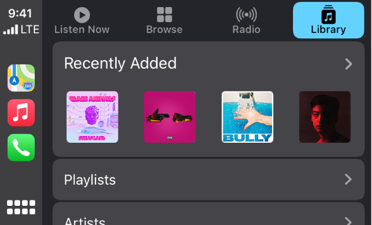 Zaslon funkcije CarPlay prikazuje skupino nedavno dodanih pesmi
