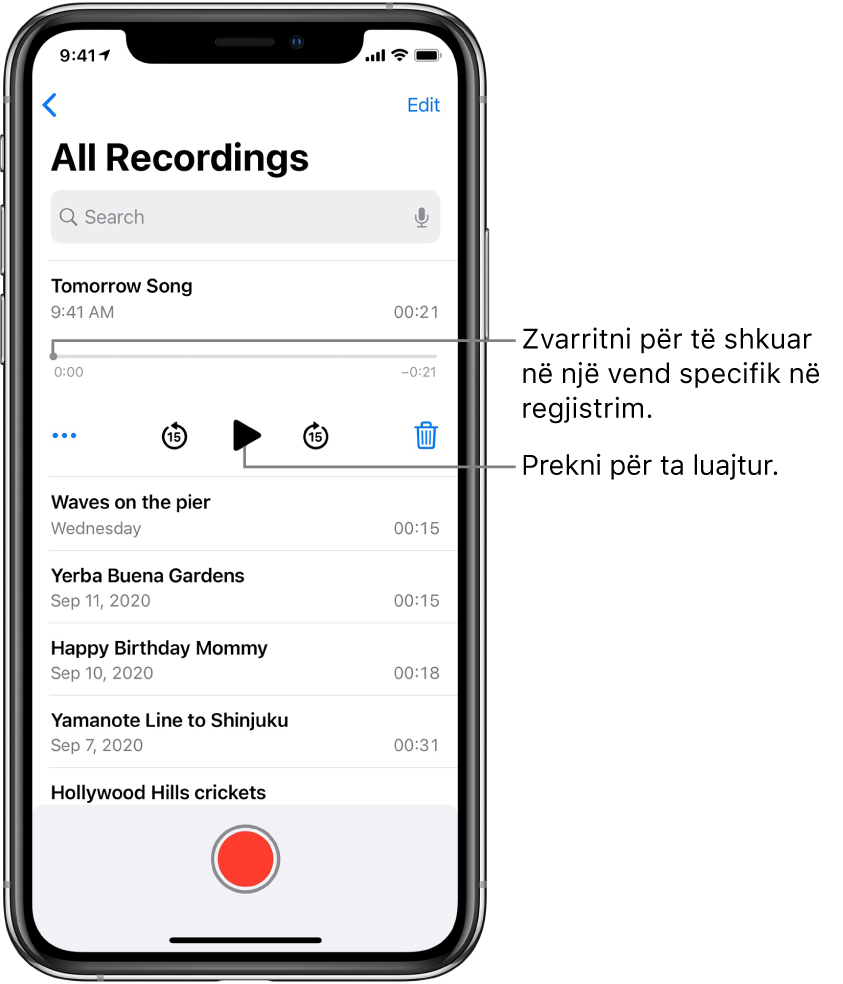 Ekrani i listës Voice Memos me një regjistrim të zgjedhur në krye. Vija kohore e regjistrimit ka një kokë për luajtjen, të cilën mund ta zvarritni për të shkuar te një vend specifik në regjistrim. Në çdo anë janë kohët e fillimit dhe të mbarimit. Nën kohëzgjatje ndodhen butoni More, të cilin mund ta prekni për të modifikuar, dublikuar apo ndarë një regjistrim, butonin i kalimit 15 sek mbrapa, butoni i luajtjes, butoni i kalimit 15 sek përpara dhe butoni i fshirjes. Poshtë këtyre komandave është një listë e regjistrimeve që mund të hapet me një të prekur.