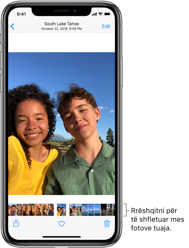 Një foto me miniatura të fotove të tjera përgjatë fundit të ekranit. Në krye majtas është një buton kthimi pas, që ju shpie te pamja nga erdhët. Përgjatë fundit ndodhen butonat Share, Like dhe Delete. Në krye djathtas ndodhet butoni Edit.