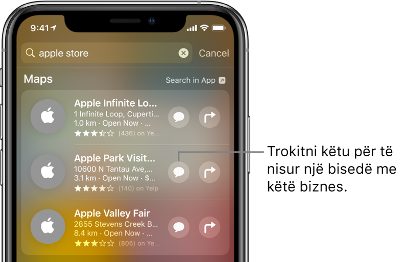 Ekrani Search që shfaq artikujt e gjetur për Maps. Secili artikull shfaq një përshkrim të shkurtër, vlerësim ose adresë, si dhe secila faqe shfaq një adresë URL. Artikulli i dytë tregon një buton që mund të preket për të nisur një bisedë biznesi me Apple Store.