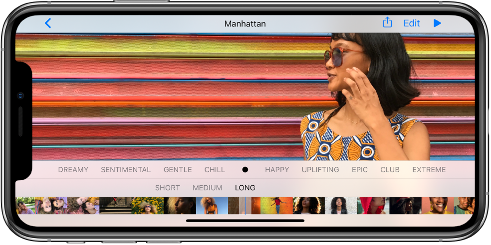 Një ekran për personalizimin e një kujtimi Memory. Një pamje paraprake e një kujtimi Memory shfaqet pranë pjesës së sipërme të ekranit. Gjendjet emocionale përfshijnë sentimentale, të butë, relaksuese dhe shfaqen menjëherë poshtë shqyrtimit. Poshtë këtyre janë dy kohëzgjatjeje - e shkurtër dhe e mesme. Butonat Share dhe Play janë në fund të ekranit. Butoni Back shfaqet në këndin majtas lart dhe butoni Edit ndodhet në këndin djathtas lart.