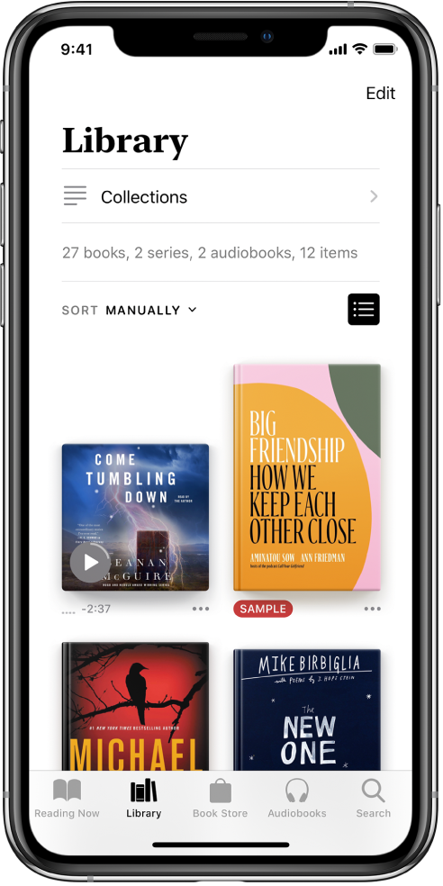 Ekrani Library në aplikacionin Books. Në krye të ekranit ndodhet butoni Collections dhe opsionet e renditjes. Është zgjedhur opsioni i renditjes Recent. Në mes të ekranit ndodhen kopertinat e librave në bibliotekë. Në fund të ekranit janë, nga e majta në të djathtë, skedat Reading Now, Library, Book Store, Audiobooks dhe Search.