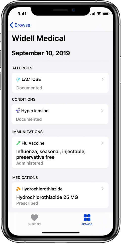 При врху iPhone екрана у апликацији Health приказује се наслов „Widell Medical“. Испод наслова приказују се информације о неколико врста здравствених записа. Прва категорија Allergies садржи један запис Lactose (Documented). Контрола у виду стрелице с десне стране указује на то да је за тај запис доступно још информација. Екран укључује додатне здравствене записе за категорије Conditions, Immunizations и Medications.