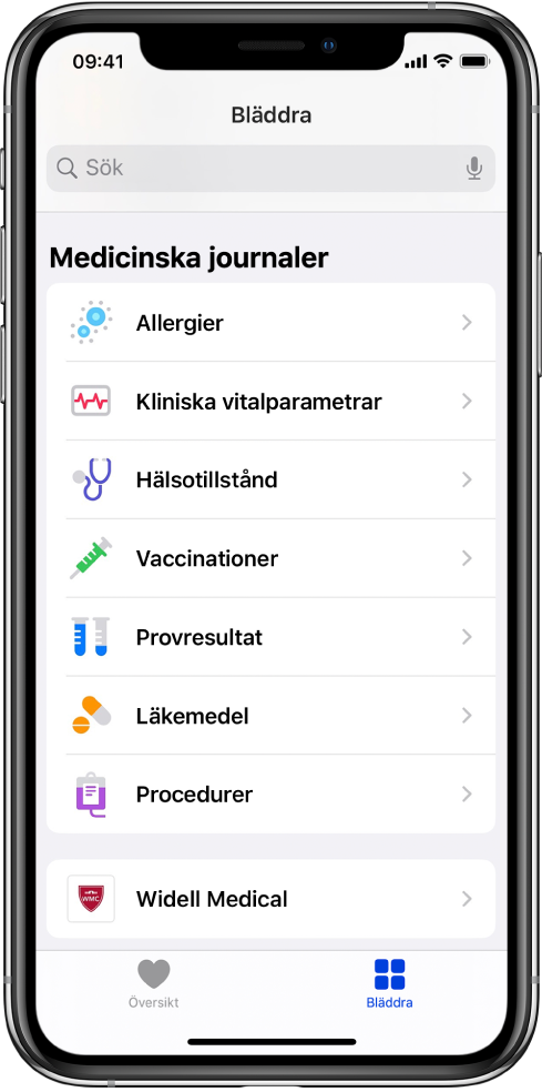 Skärmen Medicinska journaler i appen Hälsa. På skärmen listas kategorier som Allergier, Kliniska vitalparametrar och Hälsotillstånd. Under listan med kategorier finns en knapp för Widell Medical. Längst ned på skärmen är bläddringsknappen markerad.