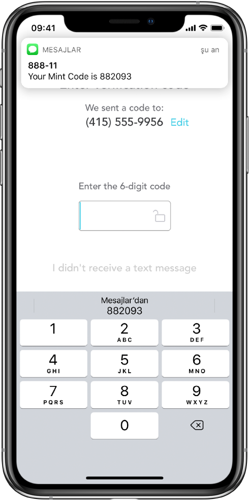 6 basamaklı bir kod isteyen bir uygulamayı gösteren iPhone ekranı. Uygulama ekranı, kodun gönderildiğini belirten bir ileti içeriyor. Ekranın en üstündeki Mesajlar uygulaması bildiriminde “Mint Kodunuz 882093” yazıyor. Klavye, ekranın en altında görünüyor. Klavyenin üst tarafında “882093” karakterleri görüntüleniyor.