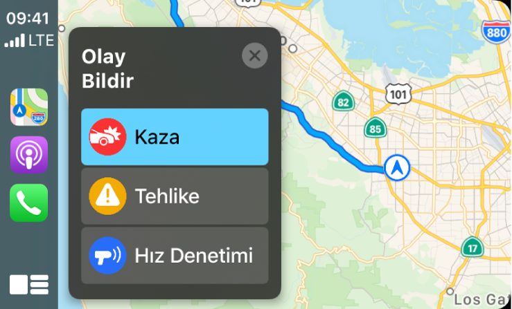 Sol tarafta Harita, Podcast’ler ve Telefon simgelerinin ve sağ tarafta Trafik Kazası, Tehlike veya Hız Denetimi olduğu bildirilen, bulunduğunuz alanın haritasının gösterildiği CarPlay.