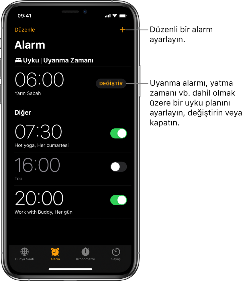 Çeşitli saatlere kurulmuş dört alarmı, sağ üstte normal bir alarm kurma düğmesini ve Sağlık uygulamasında uyku planını değiştirme düğmesiyle Uyanma alarmını gösteren Alarm sekmesi.