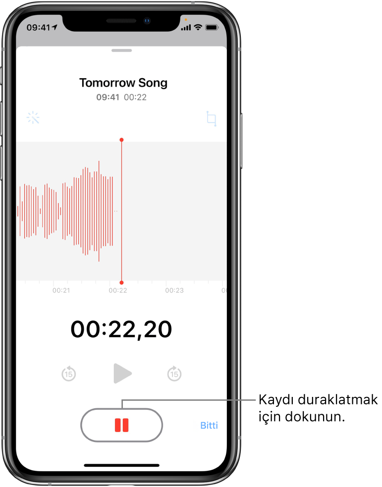 Sesli Notlar ekranında sürmekte olan bir kayıt işlemi, seçilebilir bir Duraklat düğmesi ve çalma, 15 saniye ileri atlama ve 15 saniye geri atlama için soluk denetimler gösteriliyor. Ekranın ana bölümü, bir süre göstergesiyle birlikte sürmekte olan kaydın dalga biçimini gösteriyor. Sağ üstte, turuncu Mikrofon Kullanımda Göstergesi görünüyor.