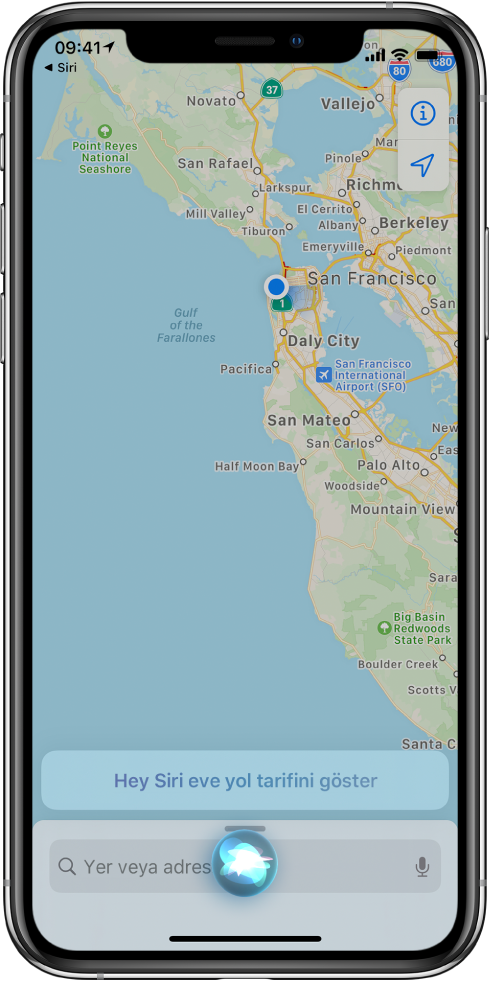 Ekranın en altında “Eve yol tarifi alınıyor” Siri yanıtını gösteren bir harita.