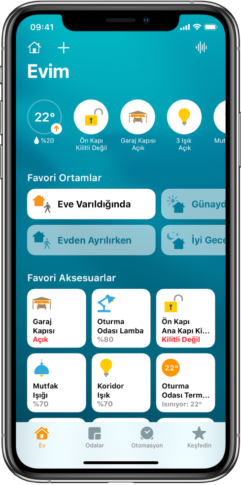 Ev sekmesi, favori olarak işaretlenmiş manzara ve aksesuarları gösteriyor. Aksesuar durumu düğmeleri de gösteriliyor. Alt kısımdaki diğer sekmeler Odalar ve Otomasyon’dur.