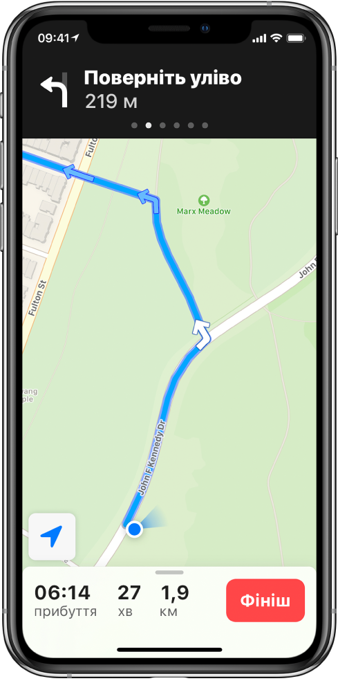Карта з пішим маршрутом. У верхній частині екрана банер указує, коли потрібно повернути ліворуч. У нижній частині екрана розташована кнопка «Завершити».