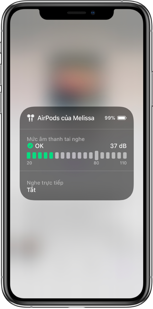 Một thẻ đang phủ trên màn hình. Thẻ hiển thị một đồ thị mức âm thanh tai nghe cho một đôi AirPods. Đồ thị hiển thị 37 decibel và được gắn nhãn OK. Bên dưới đồ thị, Nghe trực tiếp được hiển thị là Tắt.